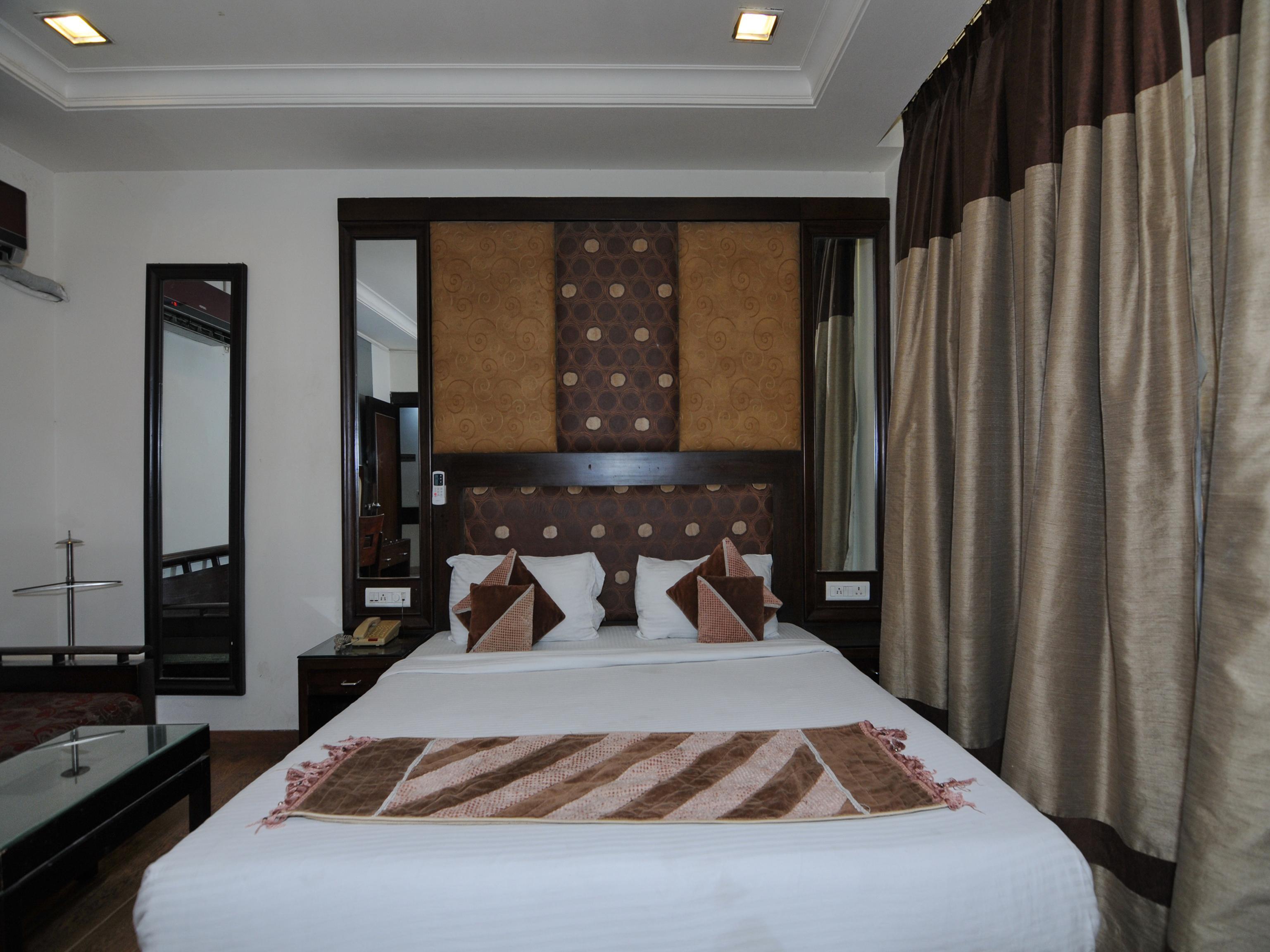 Oyo 6845 The Grand Hotel Yeni Delhi Dış mekan fotoğraf