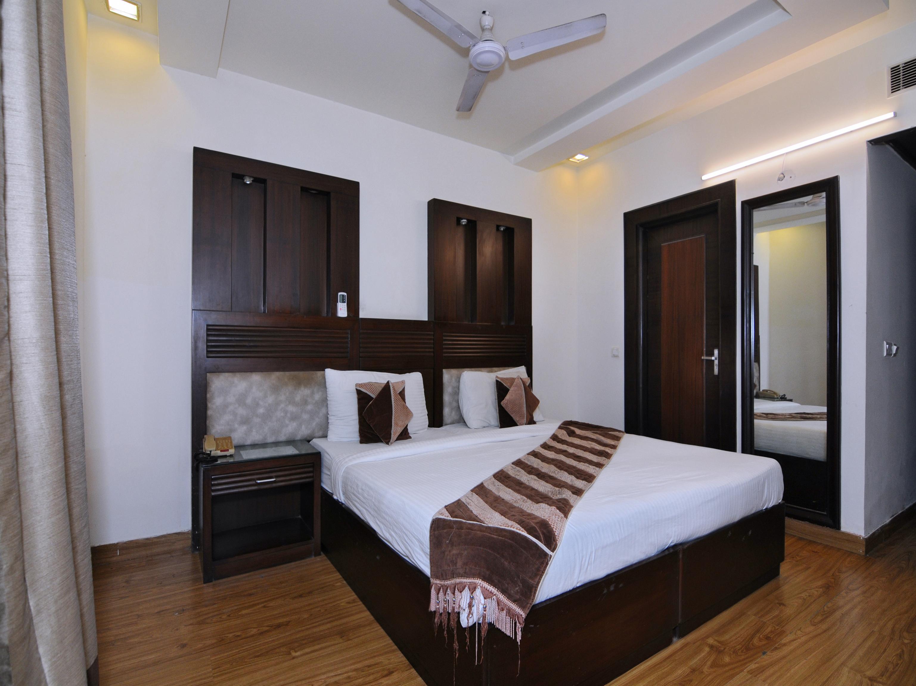 Oyo 6845 The Grand Hotel Yeni Delhi Dış mekan fotoğraf