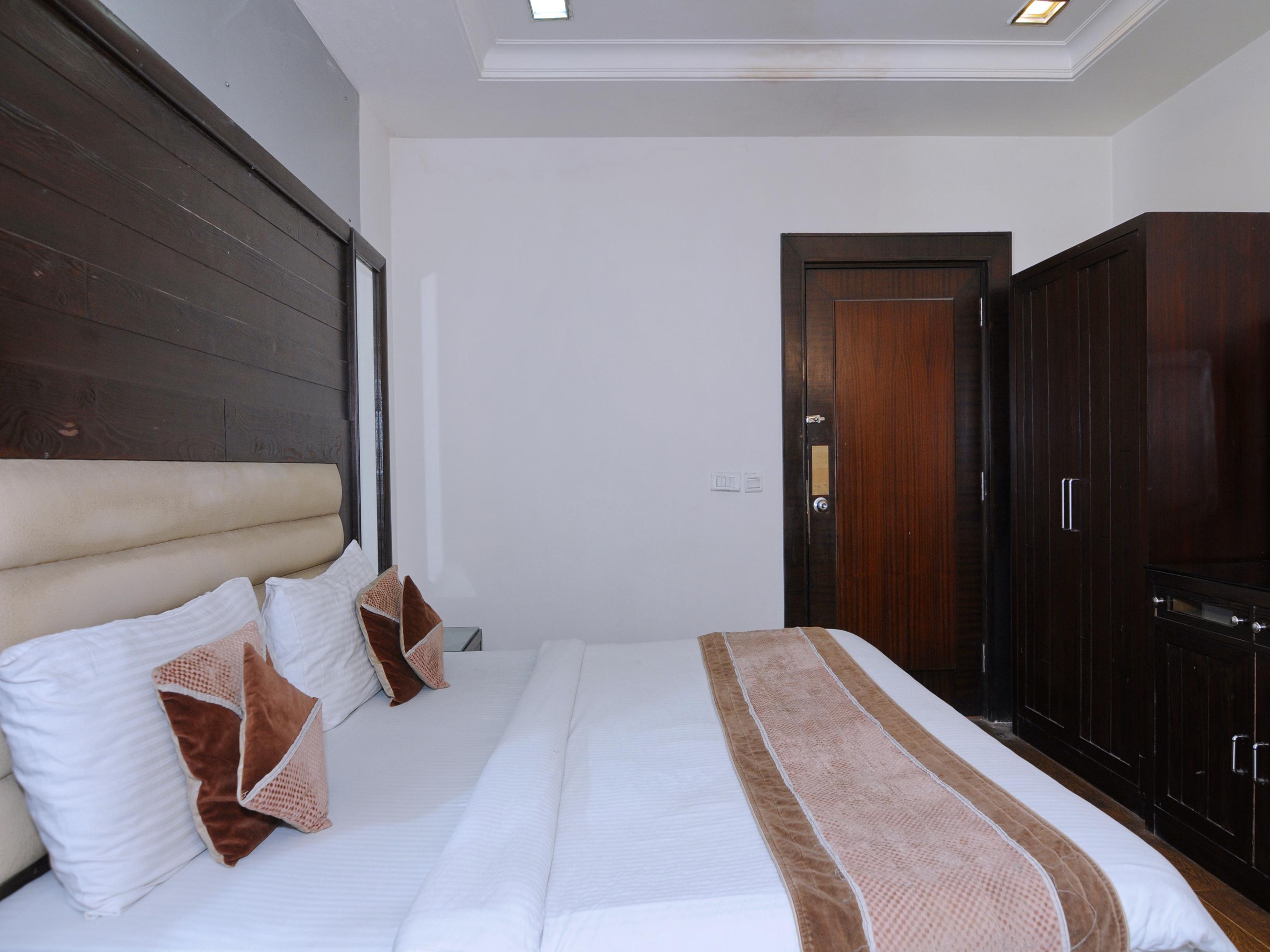 Oyo 6845 The Grand Hotel Yeni Delhi Dış mekan fotoğraf