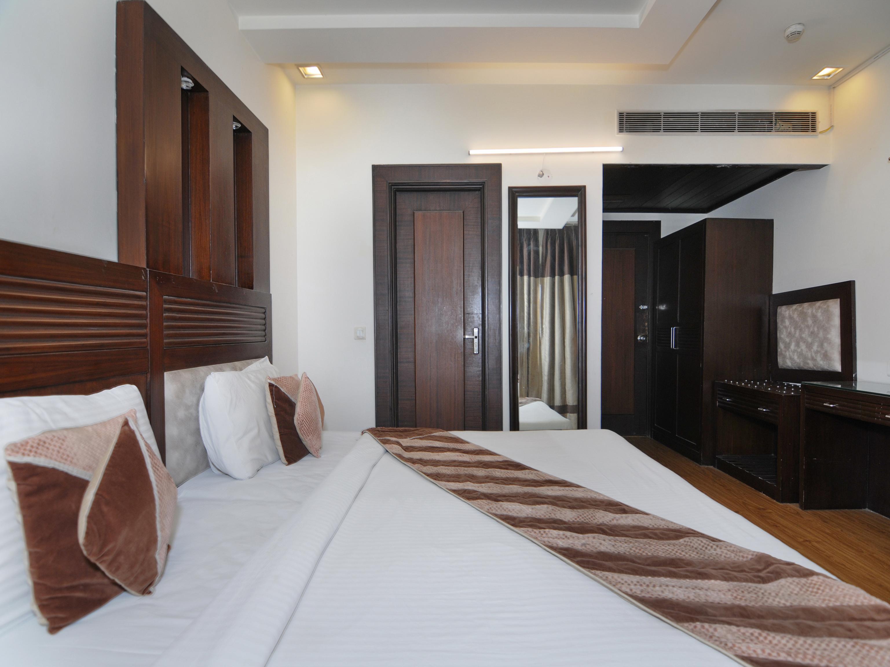 Oyo 6845 The Grand Hotel Yeni Delhi Dış mekan fotoğraf