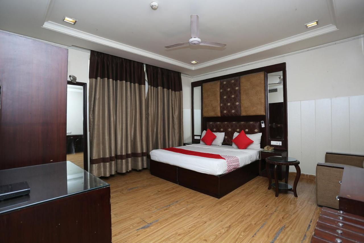 Oyo 6845 The Grand Hotel Yeni Delhi Dış mekan fotoğraf